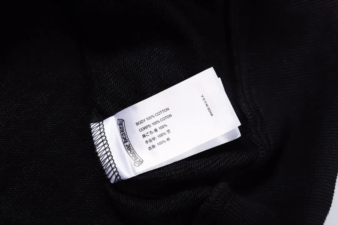 M01—P210 -Chrome Hearts/Chrome Hearts printed sweatshirt cardigan jacket -420 grams of high-density, high-quality wool, soft, delicate and skin-friendly, soft and silky to the touch, warm and skin-friendly -The hardware zipper accessories are all customized and full of details -Colour: black white -Size: S M L XL
